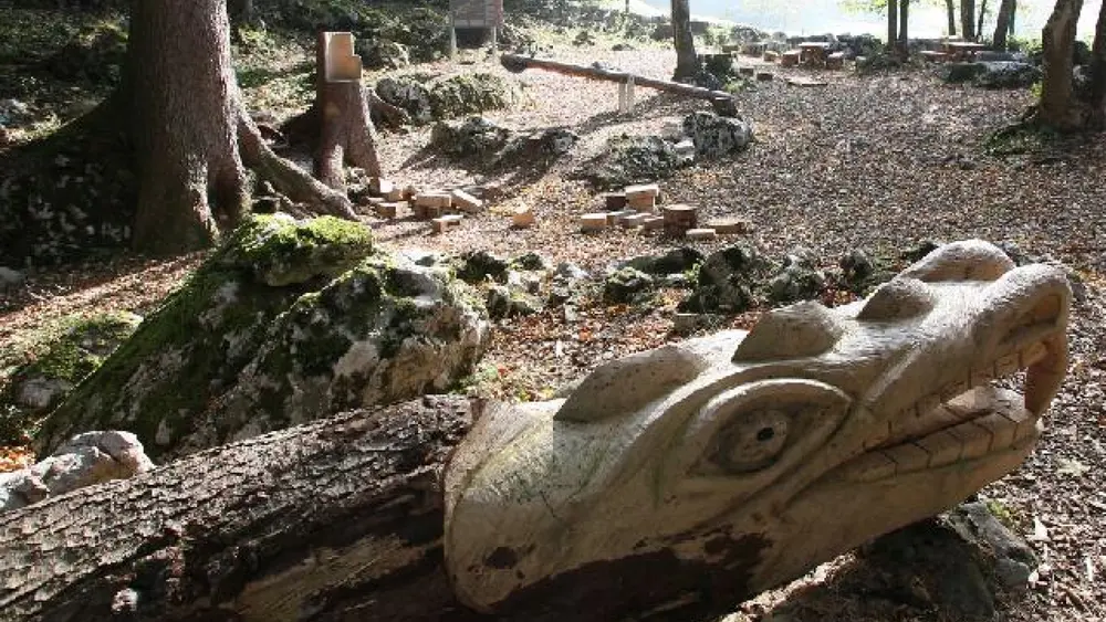 Hölzerne Schlangenskulptur auf dem WalserSagenWeg bei Triesenberg
