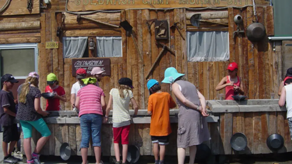 Kinder beim Goldwaschen in Ridamm-City in Vaduz