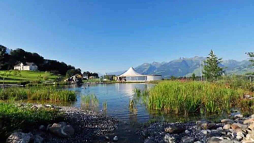 Blick auf den Weiher Grossabünt der Freizeitanlage