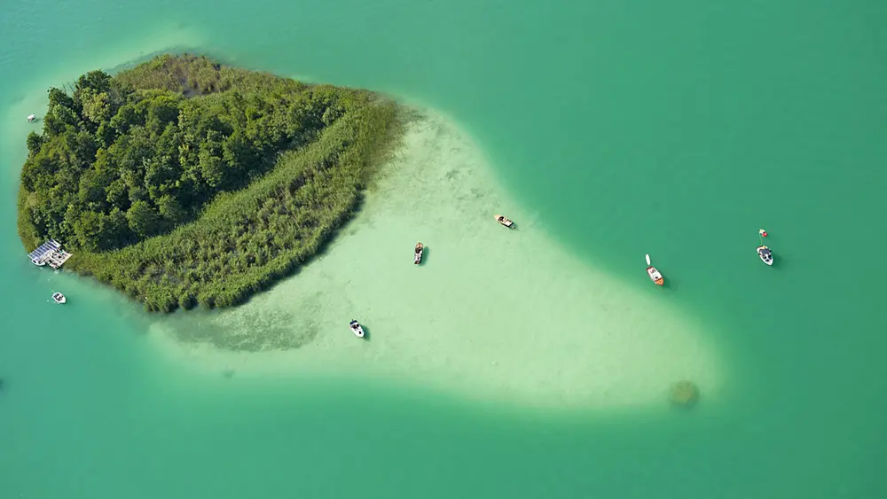 Luftaufnahme der Kapuzinerinsel im Wörthersee