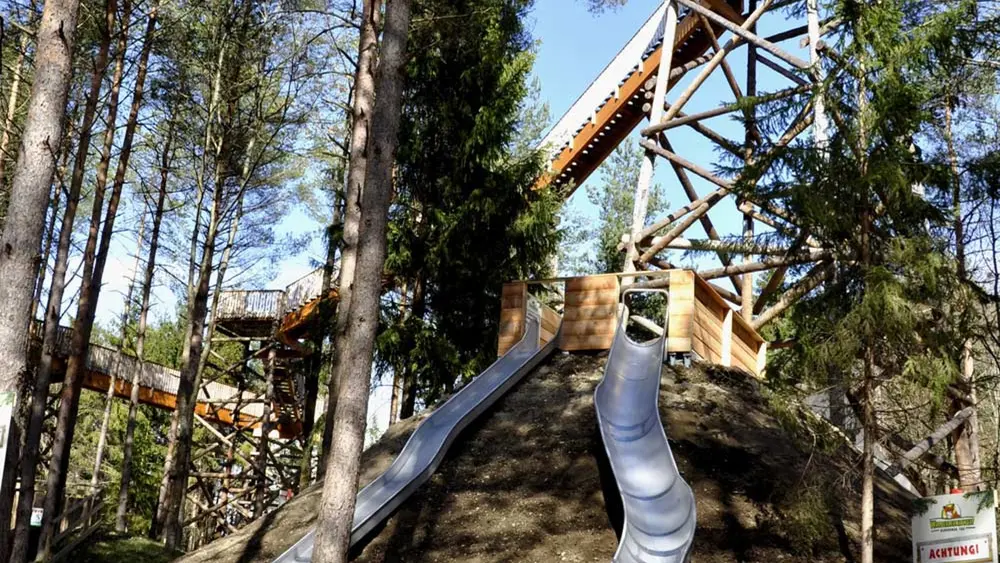 Verschiedene Rutschen in der Walderlebniswelt Klopeiner See bei St. Kanzian