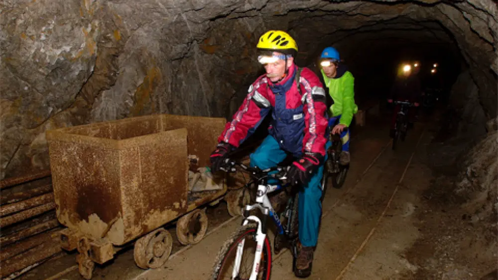 Radfahrer beim Biken in einem Stollen am Klopeiner See
