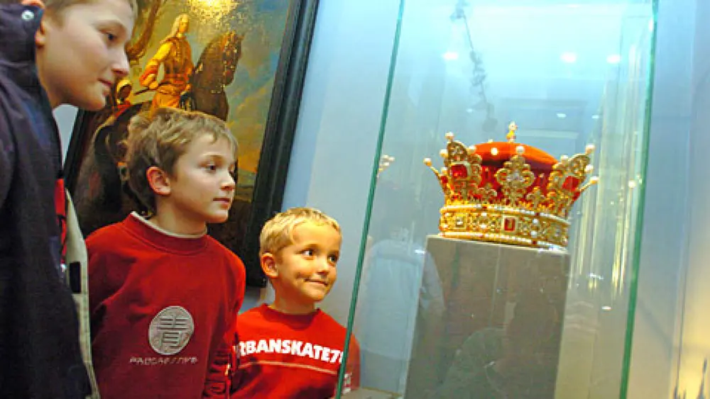Kinder bestaunen die Liechtensteiner Kronjuwelen im Liechtensteinischen Landesmuseum Vaduz