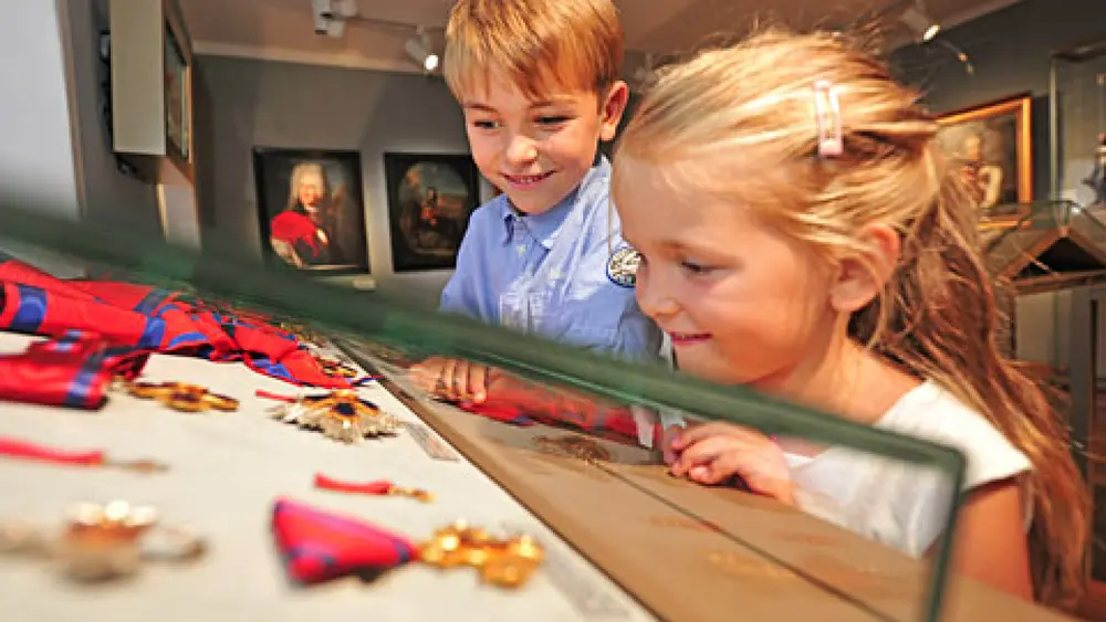 Ausgestellte Orden im Liechtensteiner Landesmuseum