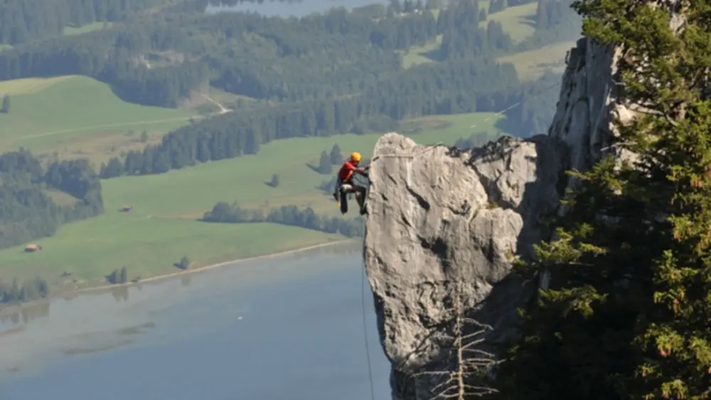 Kletterer am Klettersteig Fingersteig am Tegelberg in Schwangau