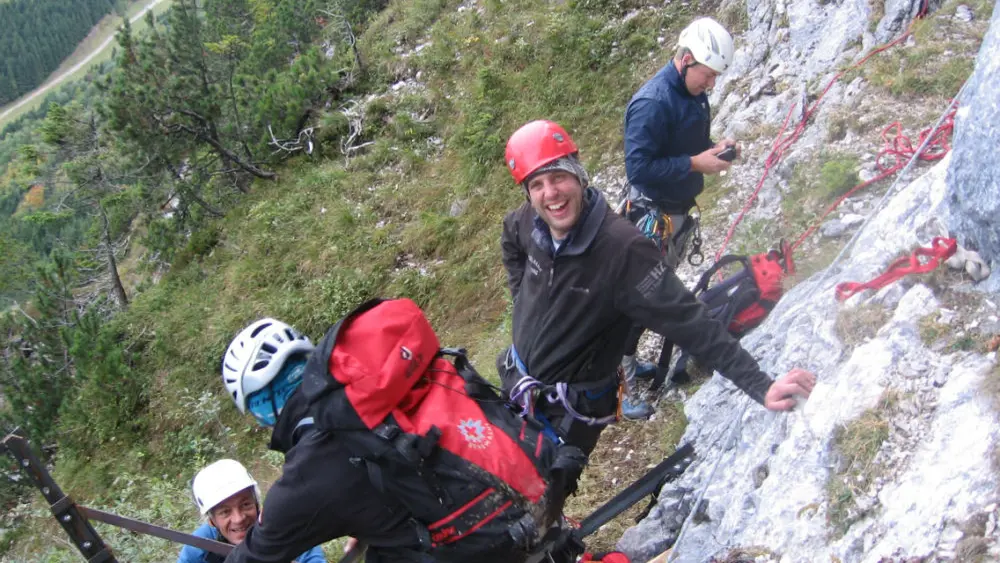 Kletterer an einem Klettersteig am Tegelberg in Schwangau