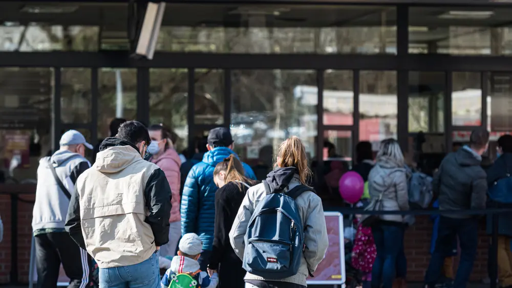 Besucher strömen in den Zoo Basel