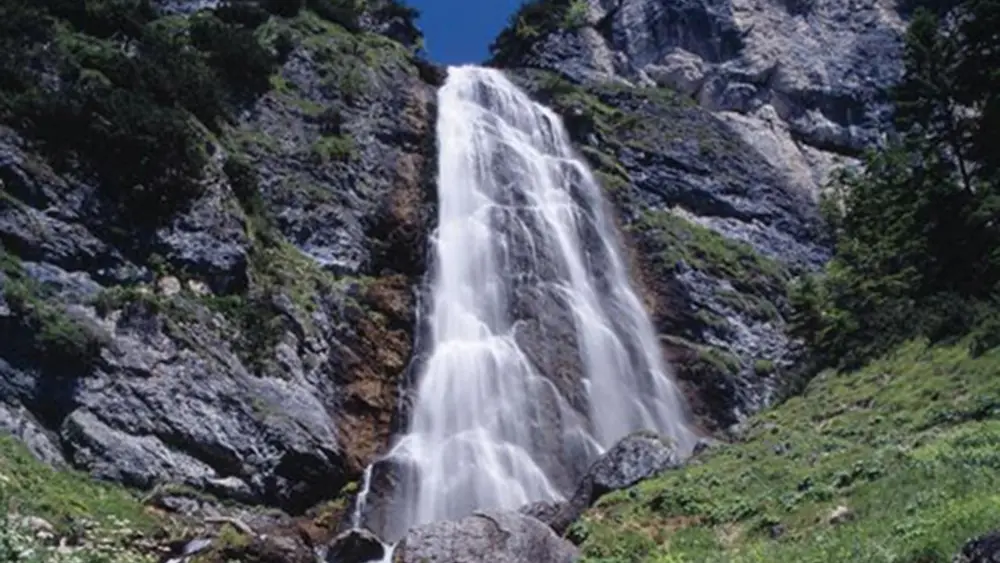 Blick auf den Dalfazer Wasserfall bei Maurach am Achensee