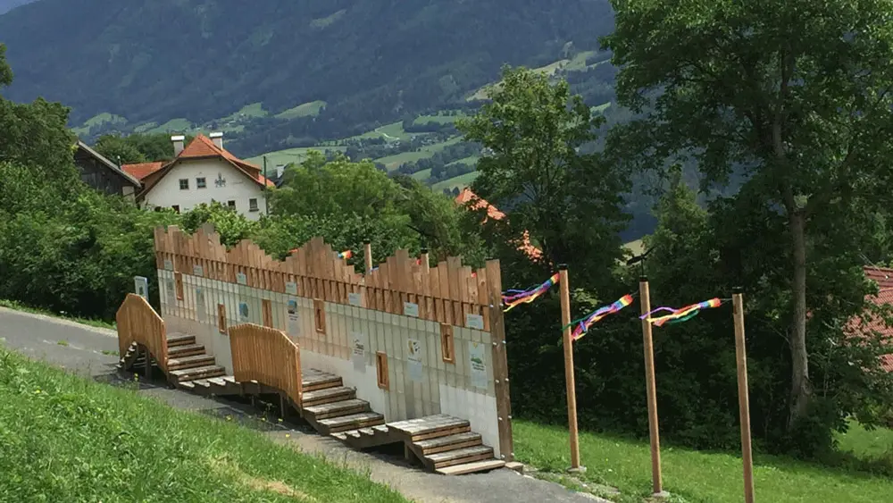 Eine interaktive Lehrstation auf dem Rundweg Drachenmeile in Trebesing