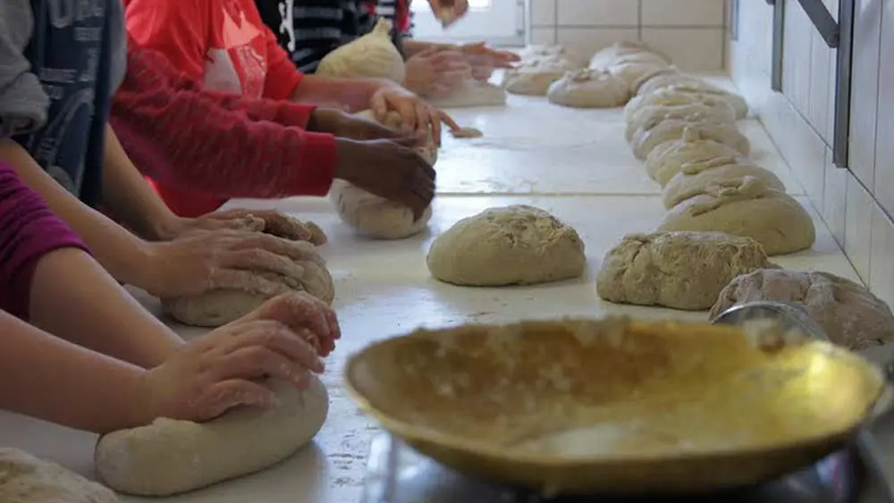 Kinder beim Brotbacken auf dem Altenvogtshof in Oberried