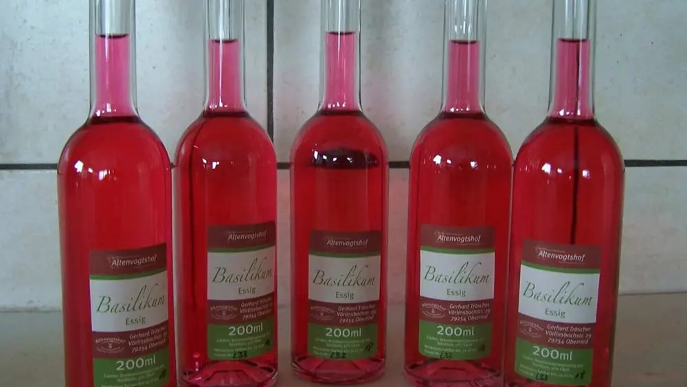 Basilikumessig im Hofladen des Altenvogtshofs in Oberried