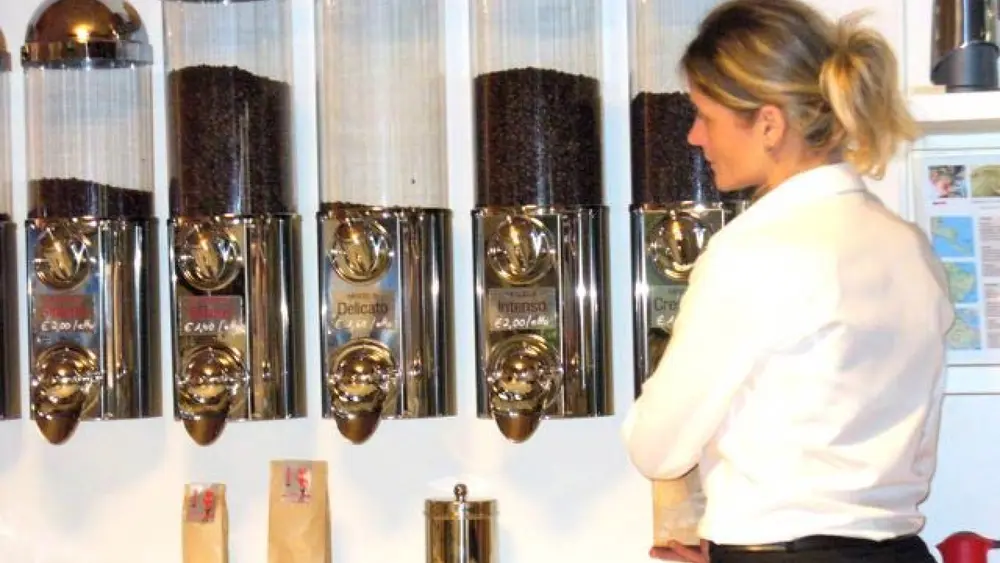 Verschiedene Kaffeesorten im Verkaufsraum