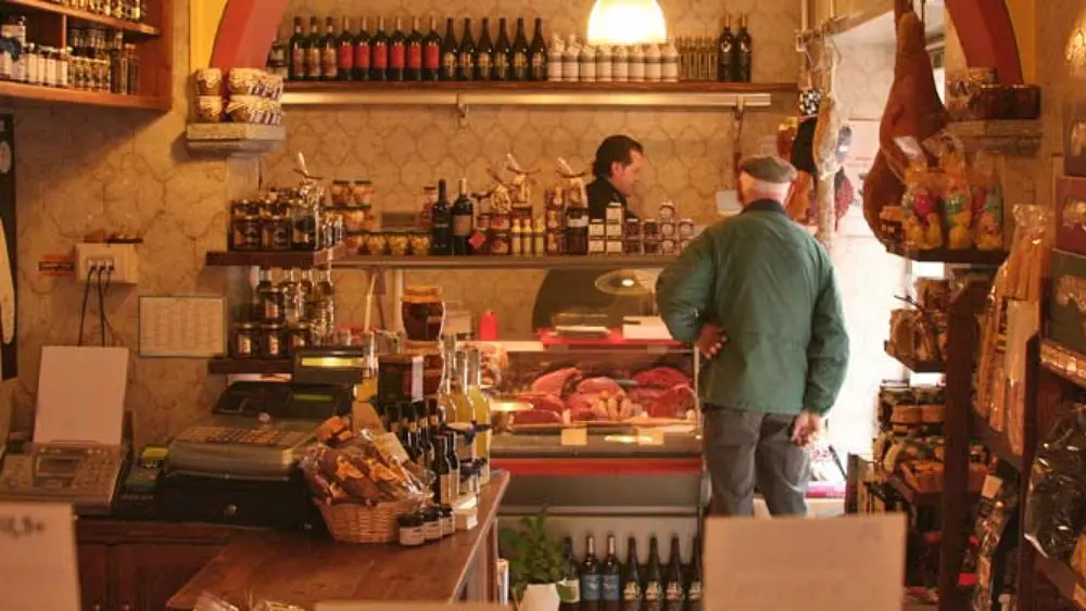 Blick in den gut sortierten Feinkostladen La Tana del Gusto in Cannobio