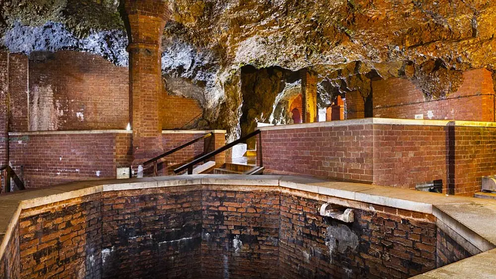 Blick auf das Innere der Salzgrotte in der Alten Saline in Bad Reichenhall