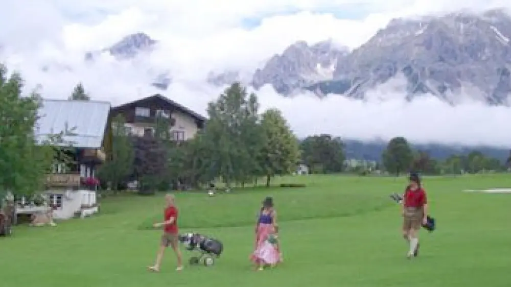 Barfüßige Spieler auf dem Bio-Golfplatz Kobaldhof in Ramsau am Dachstein