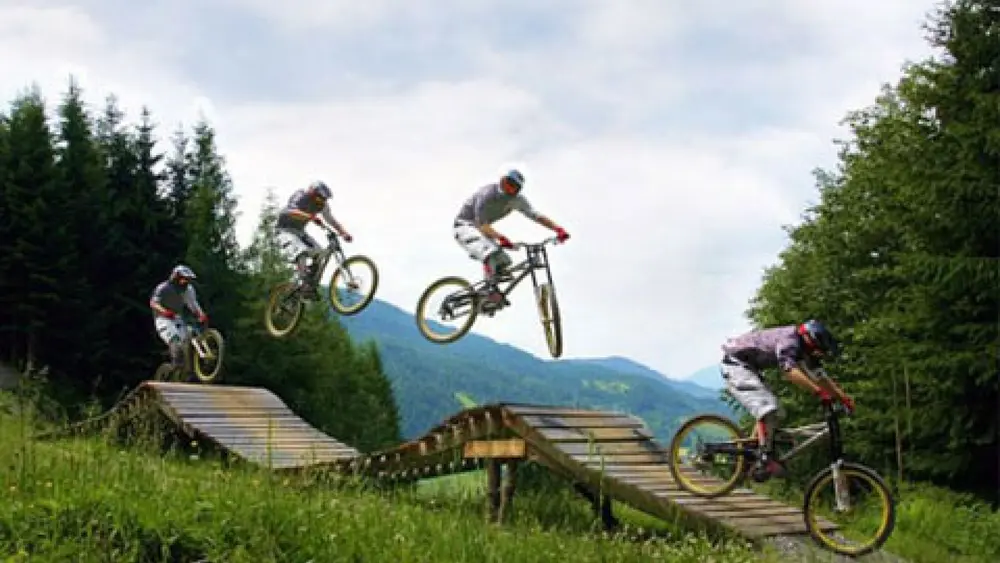 Biker auf einer Downhillstrecke im Bikepark Wagrain