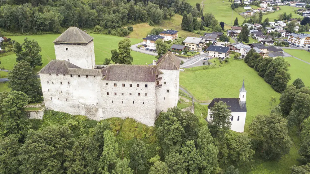 Burg Kaprun im Sommer