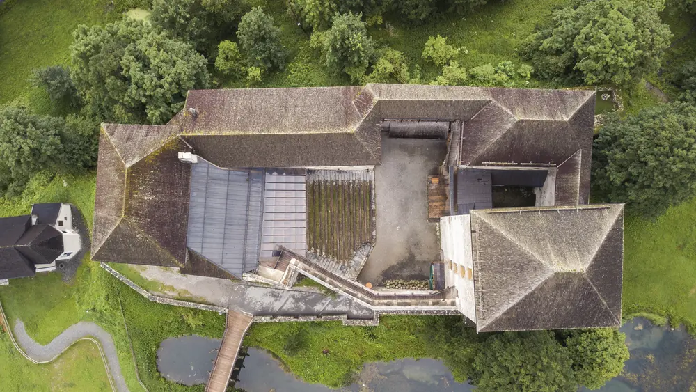 Blick aus der Luft in die Burg Kaprun