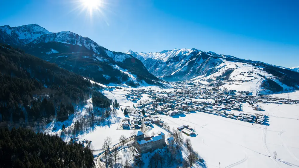 Die Burg Kaprun im Vordergrund