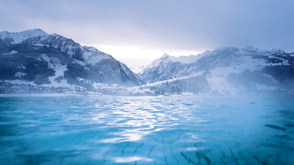 Pool im Tauern Spa mit Blick auf die Berge