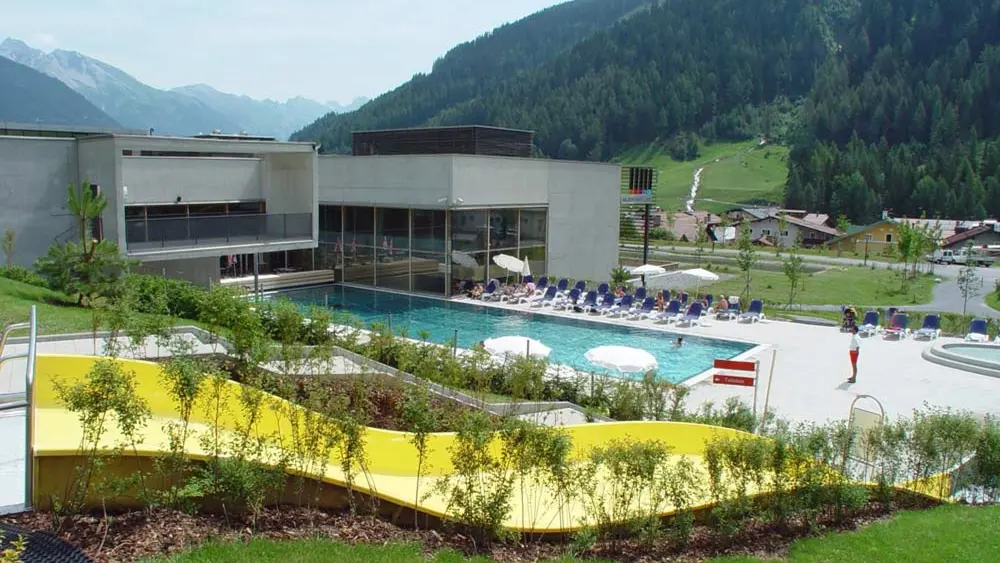 Außenbereich Schwimmbad mit Rutsche