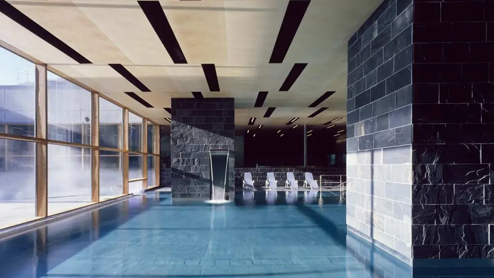 Wellnessbereich mit Schwimmbecken und Liegen