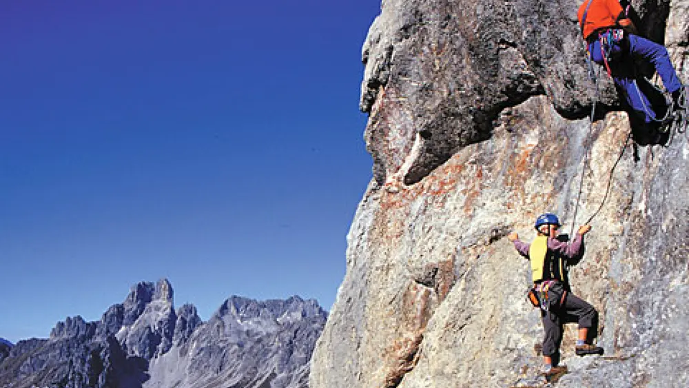 Kletterer auf einer Kletterroute im Klettergarten Filzmoos an der Hofpürglhütte