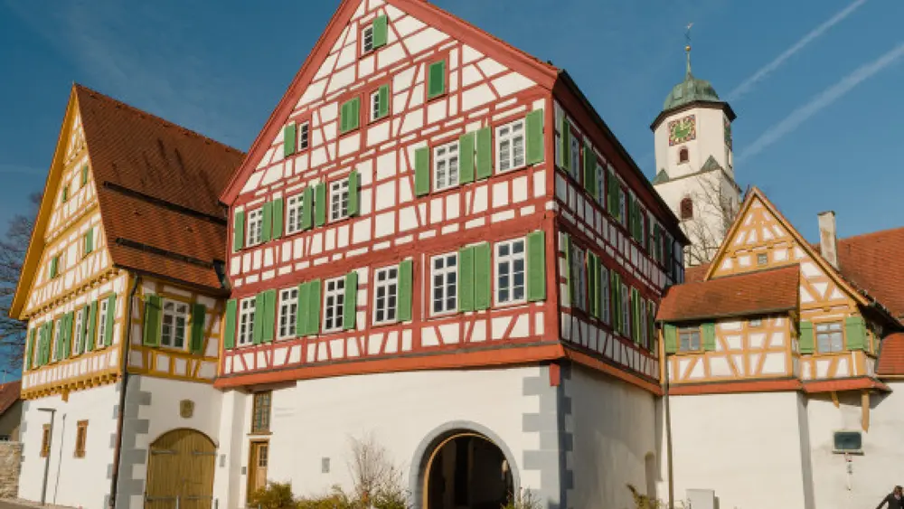 Außenansicht der Kirchenburg, in der das Weberei- und Heimatmuseum untergebracht ist