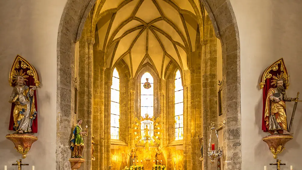 Blick auf den Altar der Wallfahrtskirche Filzmoos mit dem Filzmooser Kindl