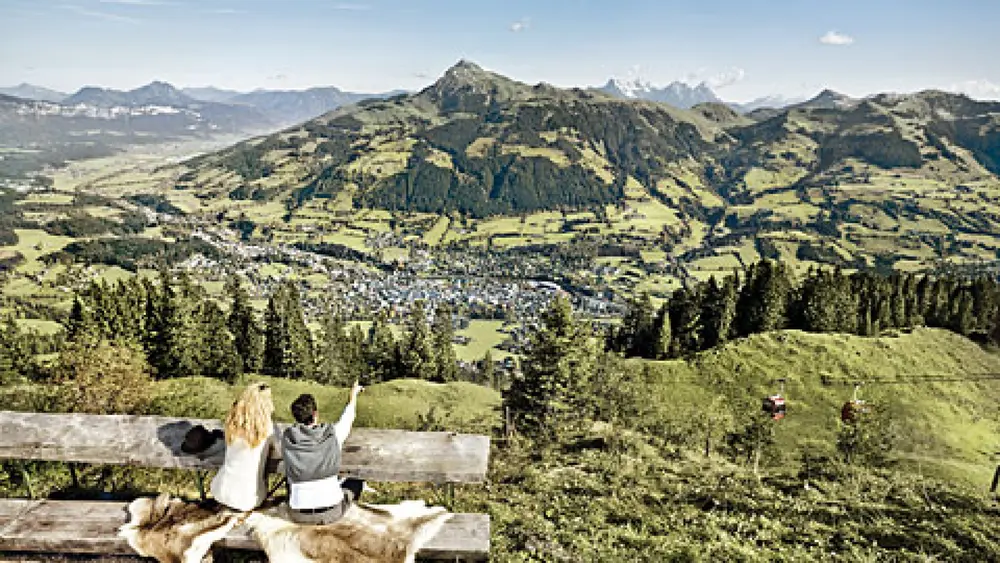 Paar blickt auf die Kitzbüheler Alpen am Vier-Jahreszeiten-Wanderweg