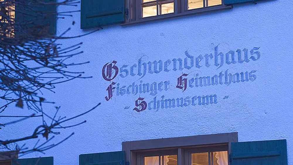 Außenfassade des Gschwenderhauses in Fischen, Heimat des Skimuseums Fischen