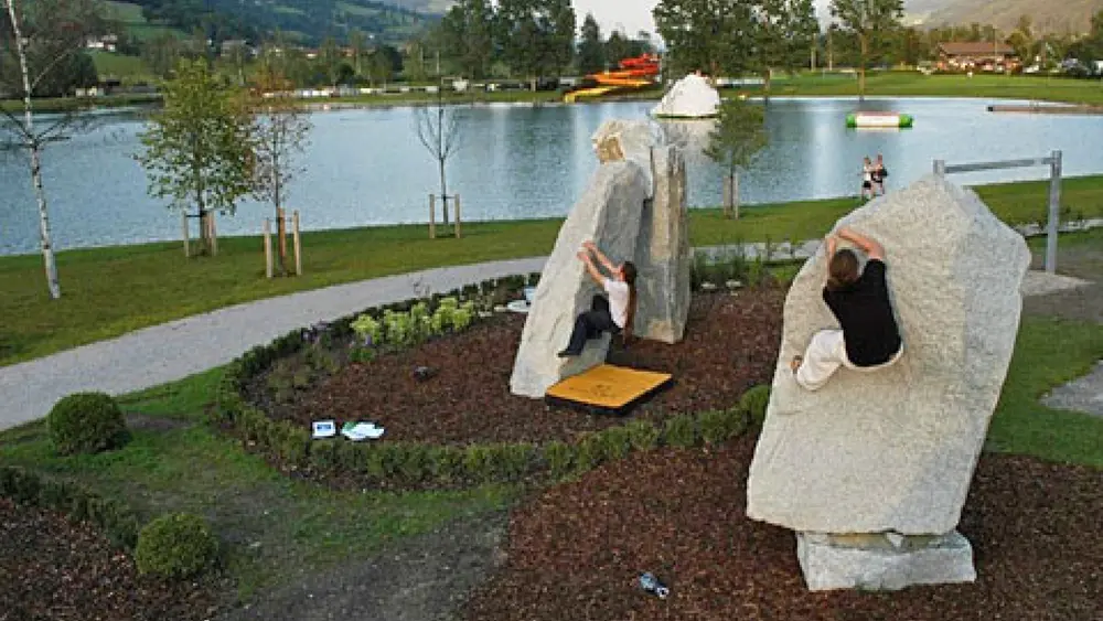 Direkt am See gelegen: Der Boulderpark in Uttendorf