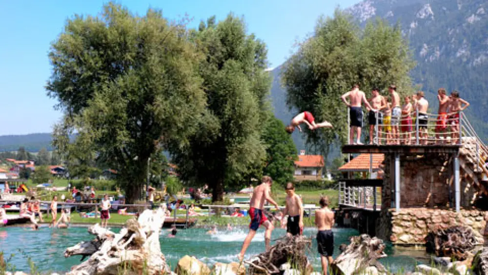 Sprungturm im Badepark