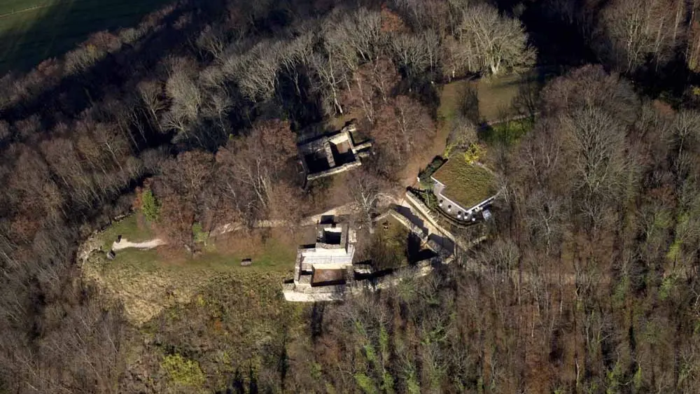 Luftaufnahme der Burgruine Hohenstaufen