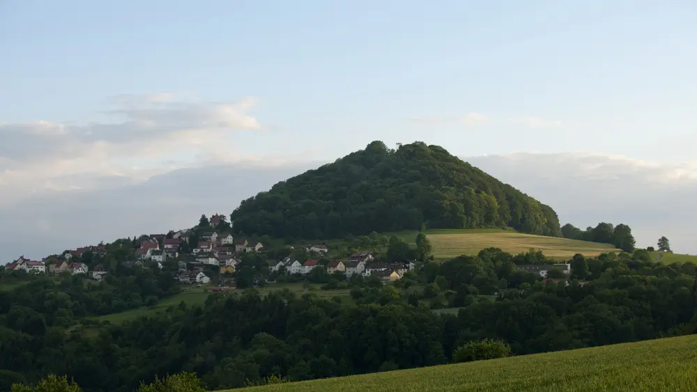 Der Name des Berges Hohenstaufen geht vermutlich auf den mittelalterlichen "Stauf" zurück - die Bezeichnung für einen glockenförmigen Becher.