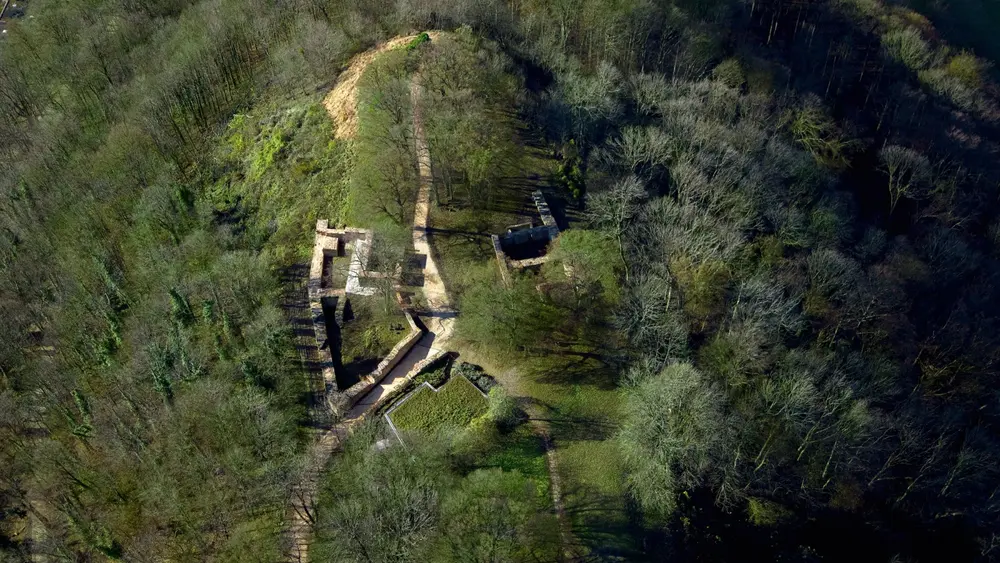 An die einst stolze Burg erinnern heute nur noch Mauerreste.