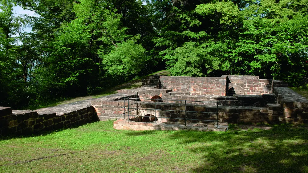 Von der einst bedeutenden Burg auf dem Hohenstaufen sind heute nur noch Grundmauern erhalten.