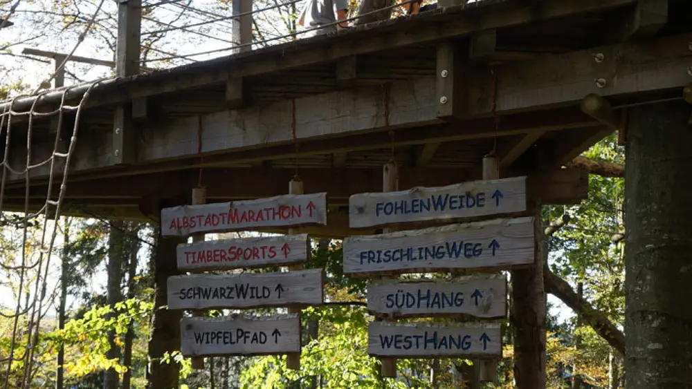 Wegweiser im Kletterpark Waldheim