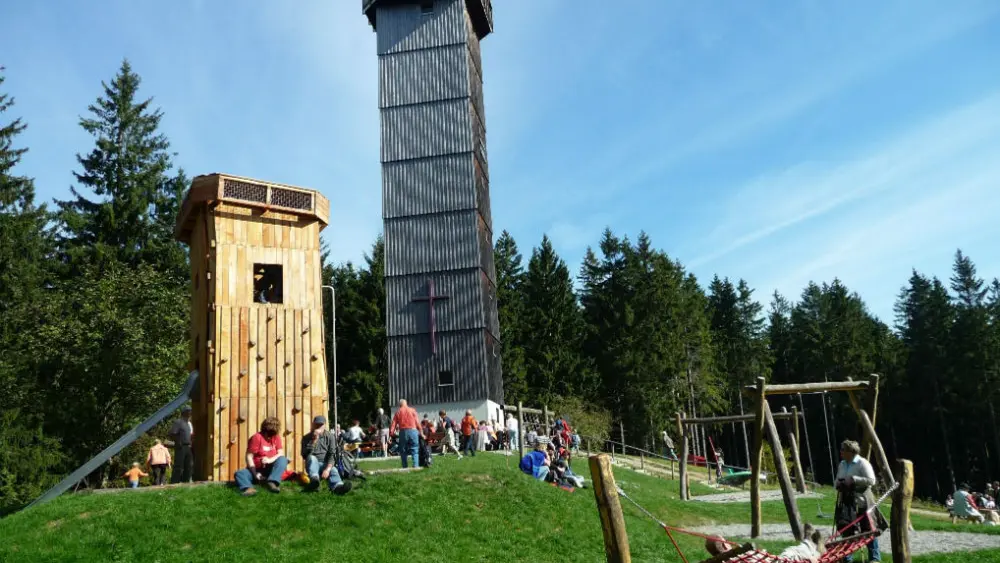 Gipfel Schwarzer Grat mit Holz-Aussichtsturm und Familienspielplatz