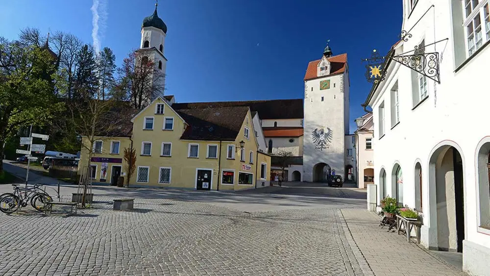 Außenansicht des Wassertor-Museums mit Teilen der Isnyer Stadtmauer