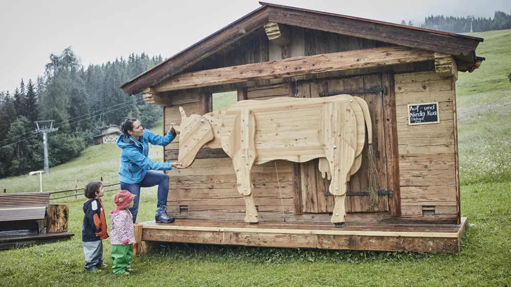 Mutter und Kinder an der Kuhstation im Hexenwasser Söll