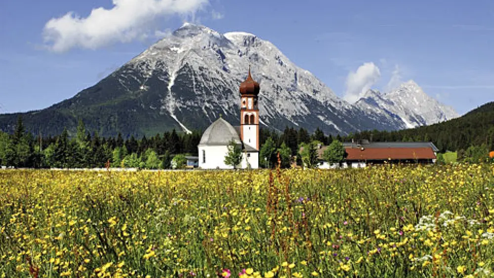 Die Hohe Munde, im Vordergrund die Leutascher Kirche