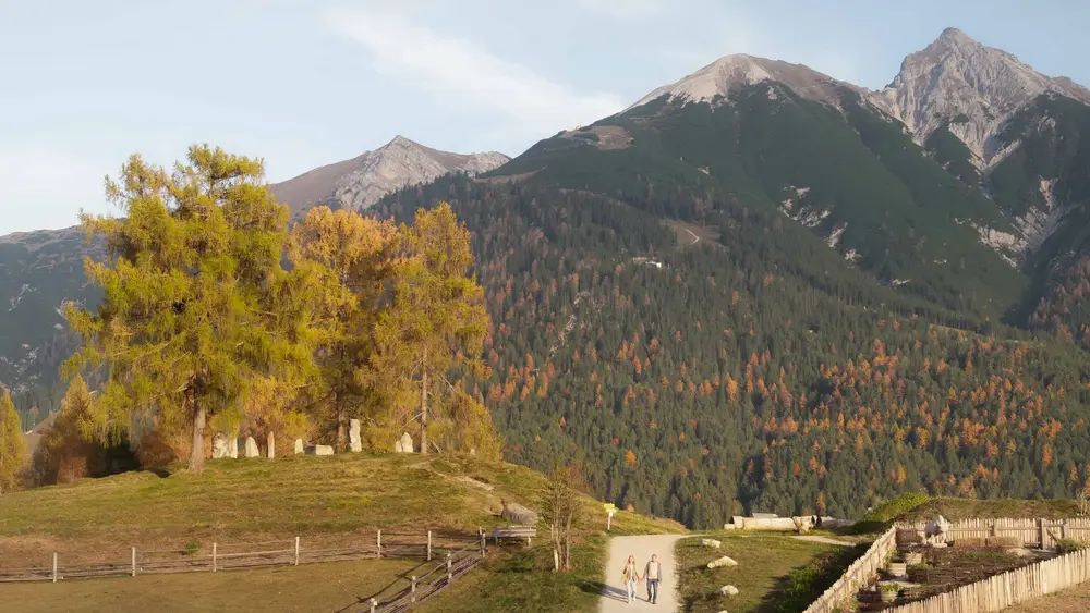 Ein Paar am Steinkreis auf dem Pfarrhügel