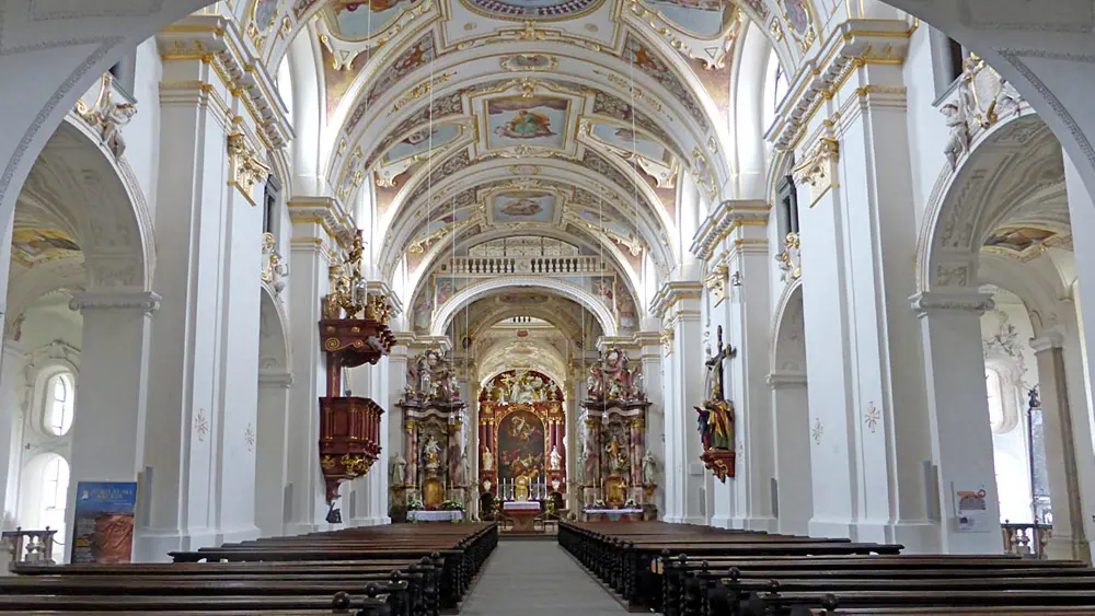 Blick in das reich verzierte Langhaus der St. Lorenz Basilika in Kempten