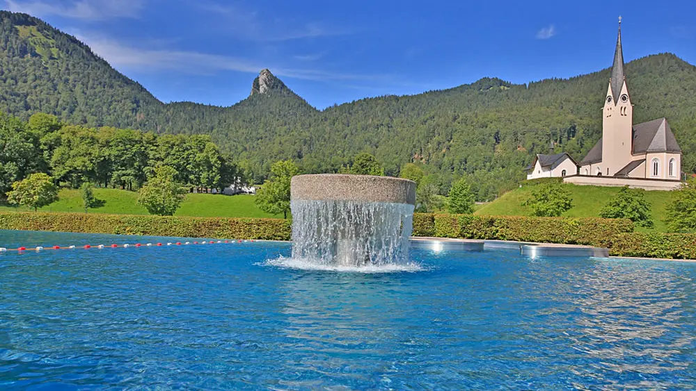Blick auf das Schwimmbecken im Warmfreibad Kreuth