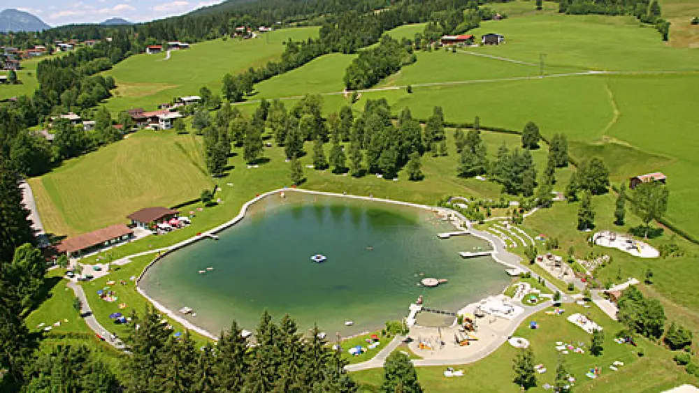 Luftaufnahme des Badesees in Going am Wilden Kaiser