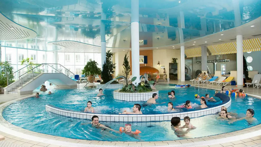 Badegäste im Strömungskanal des Familien-Vitalbads Limare in Lindau