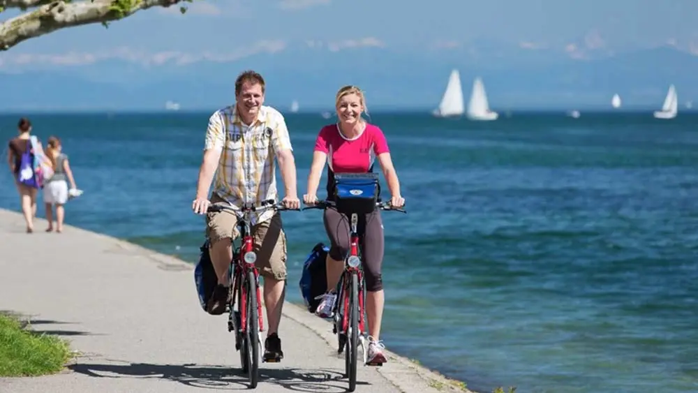Zwei Radfahrer unterwegs auf dem Bodensee-Radweg