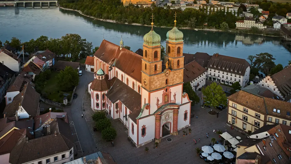 Blick auf das Fridolinsmünster am Hochrhein von oben