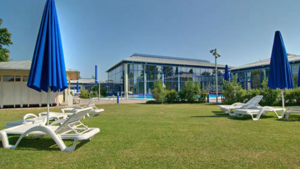 Blick vom Außenbereich auf das Anton-Schmid-Hallenbad in Marktoberdorf